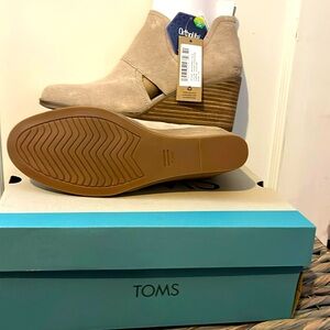 Brand NEW!! Never worn. Color is taupe. Very cute for fall